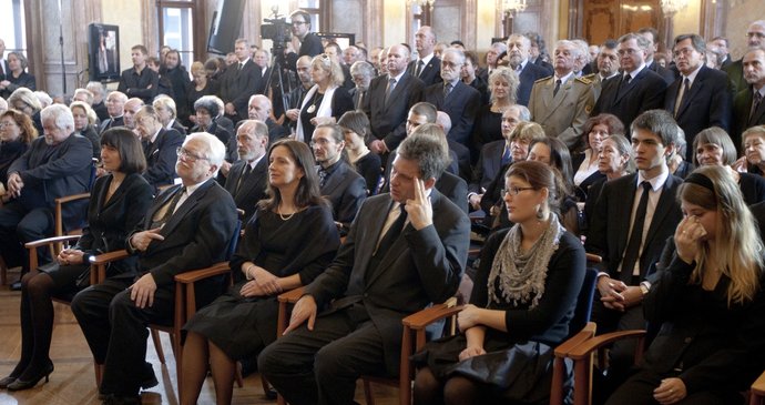 V přední řadě seděly Dienstbierovy děti Monika, Jiří a Kristina.