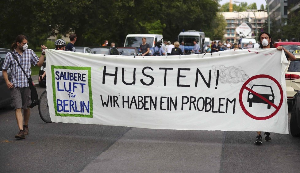 Lidé před budovou německého ministerstva vnitra protestovali proti pokusu o zrušení plánovaného zákazu starších dieselových aut.