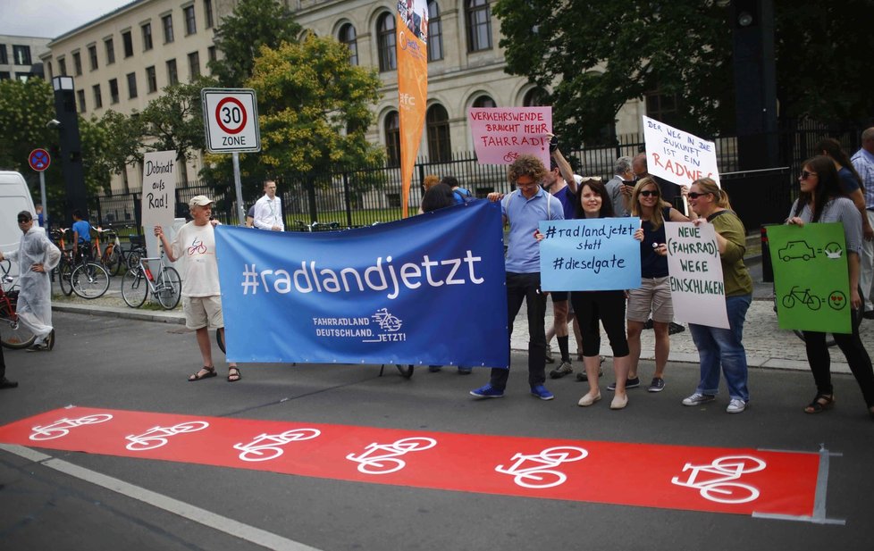 Lidé před budovou německého ministerstva vnitra protestovali proti pokusu o zrušení plánovaného zákazu starších dieselových aut