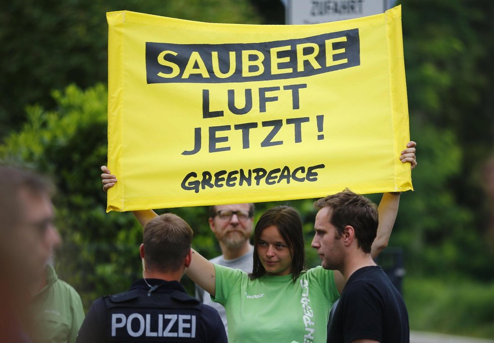 Lidé před budovou německého ministerstva vnitra protestovali proti pokusu o zrušení plánovaného zákazu starších dieselových aut.