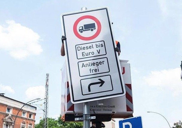 Zákaz vjezdu dieselů do ulice Max-Brauer-Allee, která je klíčovou dopravní tepnou centra Hamburku