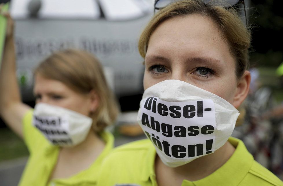 Kauzu Dieselgate provází v Německu i protesty. Míří i na kancléřku Merkelovou