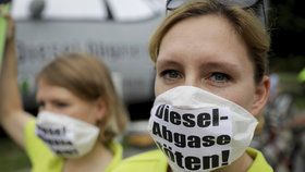 Kauzu Dieselgate provázely v Německu protesty.