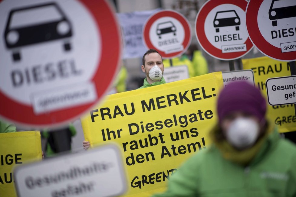 Kauzu Dieselgate provázely v Německu i protesty. Mířily i na kancléřku Merkelovou