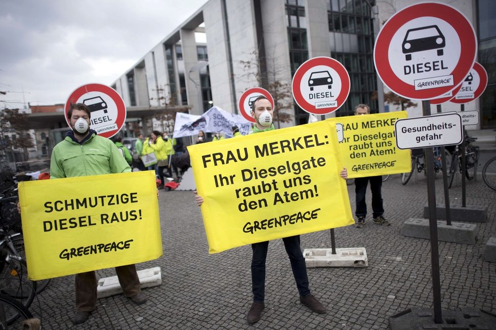 Kauzu Dieselgate provázely v Německu i protesty. Mířily i na kancléřku Merkelovou