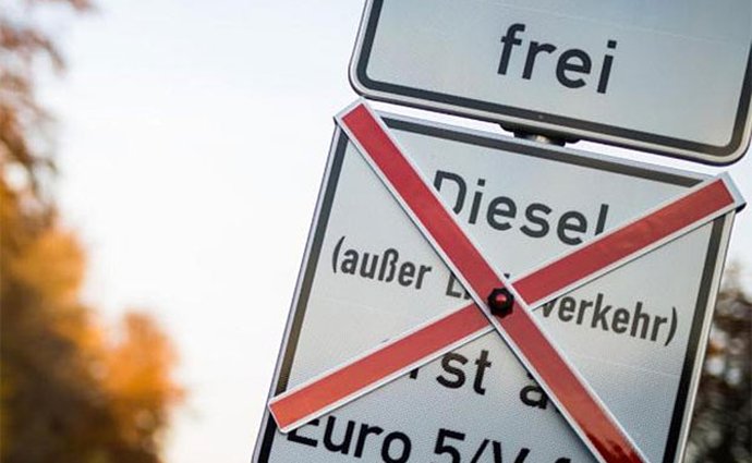 Soud nařídil zákazy jízdy starších naftových aut v Essenu