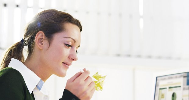 I v kanceláři si můžete připravit zdravý a dietní oběd. Jen ho nejezte u počítače.