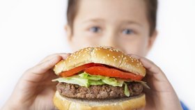 Hamburger je sice rychlá večeře, ale pro dítě není rozhodně zdravá