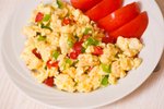 Míchaná vajíčka k snídani? Proč ne. Ale pamatujte si, že žloutky jsou podstatně kaloričtější než bílky a že toasty s máslem byste si k nim dávat neměli.