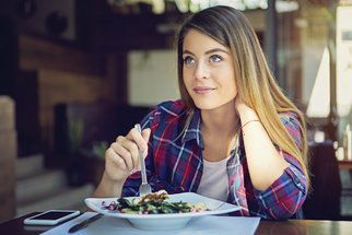 Všímavé jídlo: Proč je dobré mindful eating a jak na to