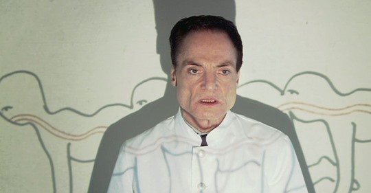 Dieter Laser jako dr. Josef Heiter ve snímku Lidská stonožka