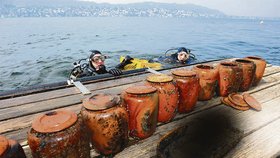 V Ženevském jezeře bylo nalezeno přes 50 uren s lidskými ostatky. Štítky na urnách ukázaly, že pocházejí ze švýcarské kliniky smrti Dignitas