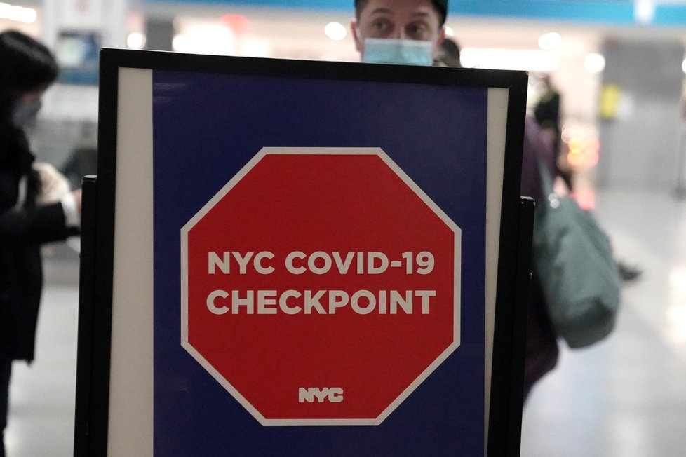 Koronavirus v USA: Na letišti v Pensylvánii vybízí cestovatele, aby zašli na test. Epidemiologům kazí práci oslavy Díkůvzdání