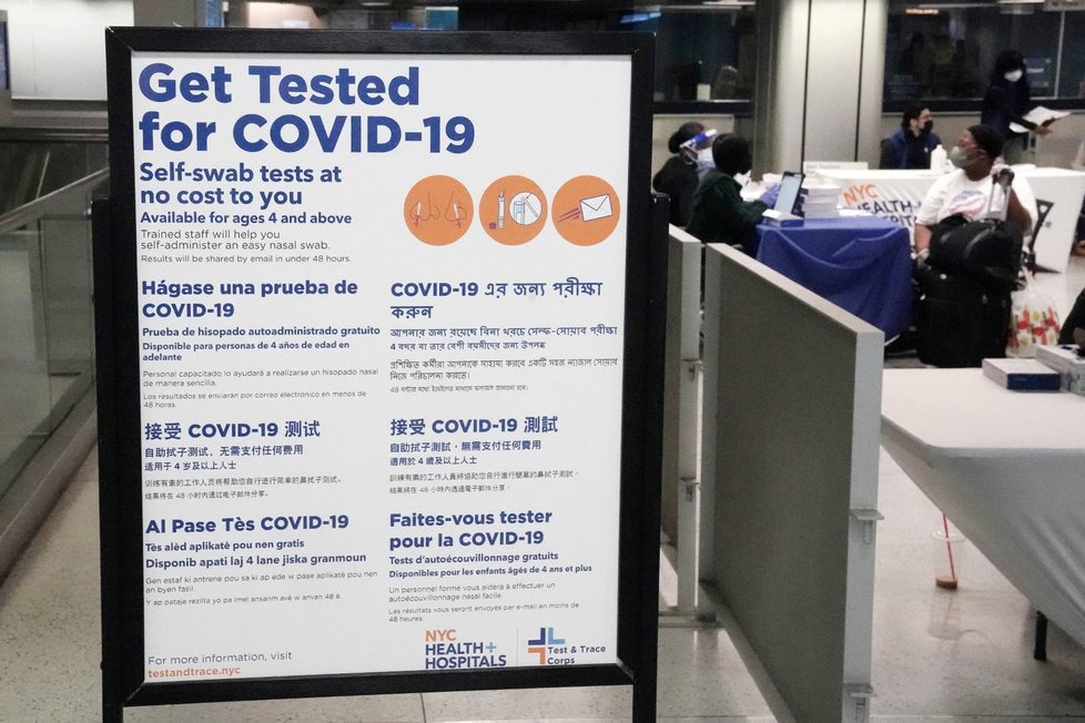 Koronavirus v USA: Na letišti v Pensylvánii vybízí cestovatele, aby zašli na test. Epidemiologům kazí práci oslavy Díkůvzdání.