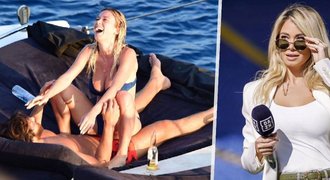 Nestydatá italská fotbalová reportérka dovádí na jachtě: Řádí na Turkovi!