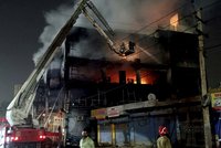 Tragédie v obchoďáku: 27 lidí zemřelo při požáru v indickém Dillí