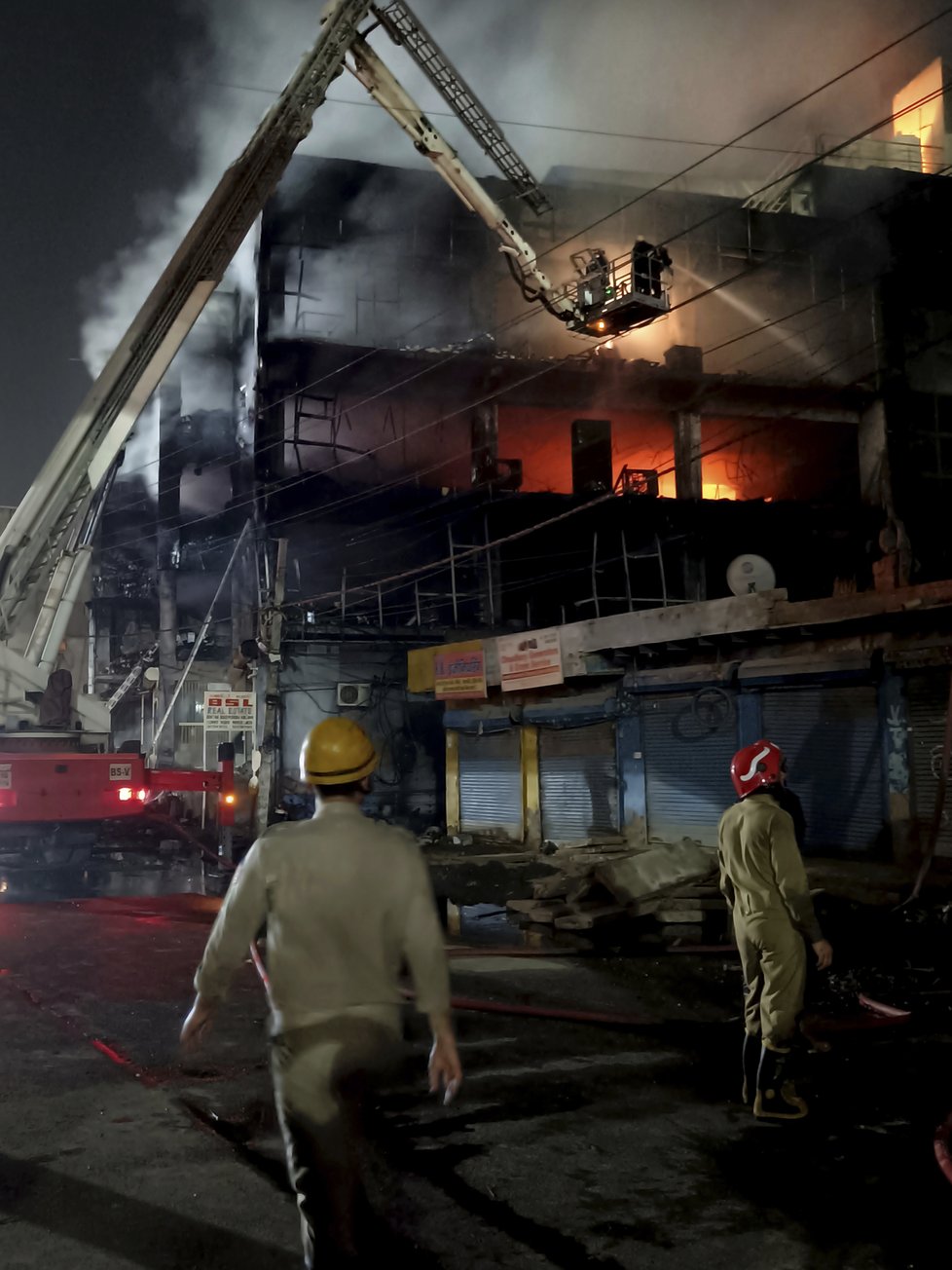 Požár obchoďáku v Dillí (13.5.2022)
