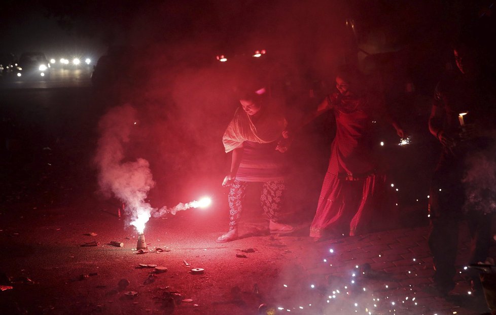 Díválí je nejvýznamnější hinduistický svátek v severní Indii. Při oslavách je tradičně ve velkém množství odpalována zábavní pyrotechnika.