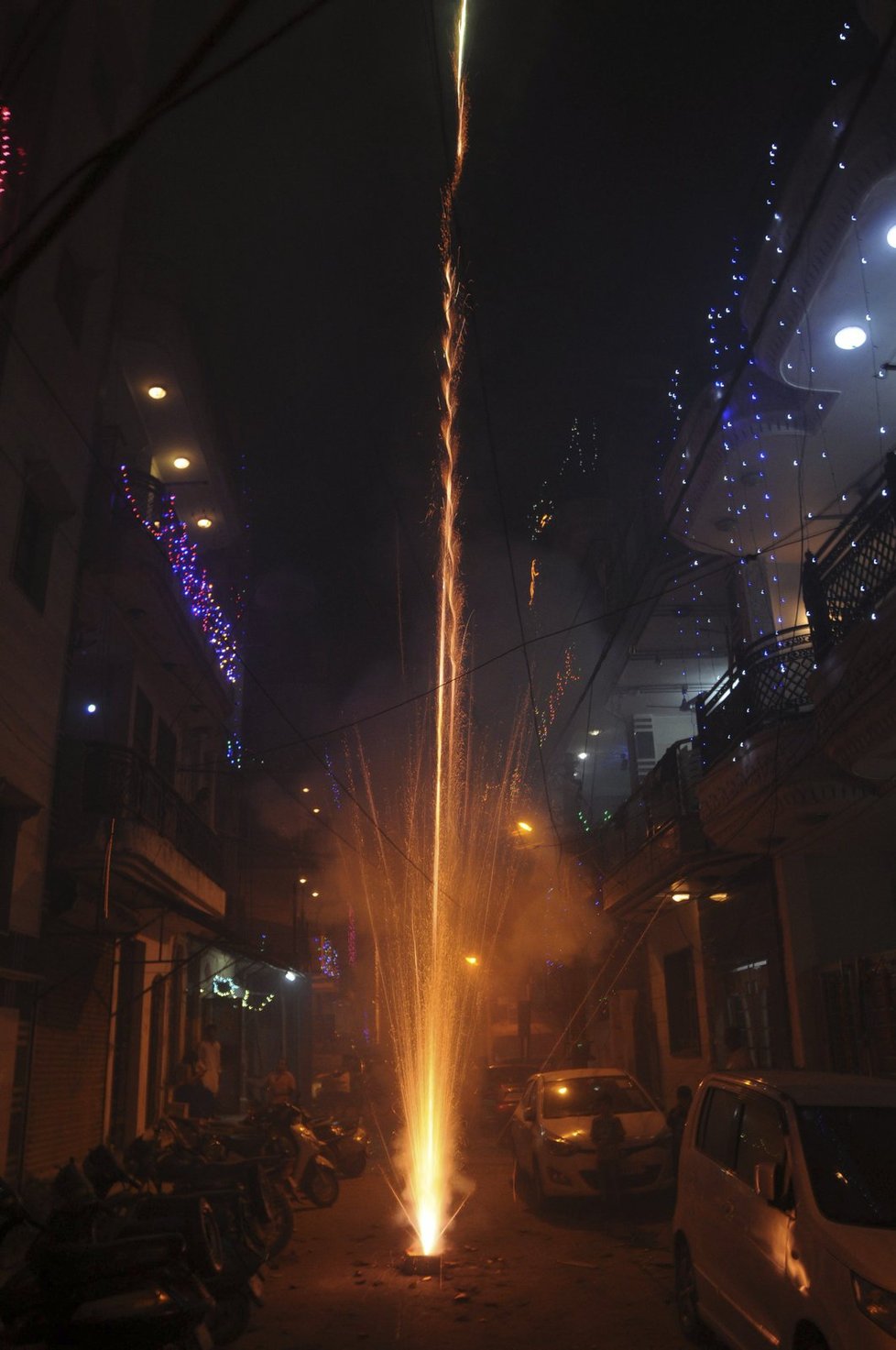 Díválí je nejvýznamnější hinduistický svátek v severní Indii. Při oslavách je tradičně ve velkém množství odpalována zábavní pyrotechnika.