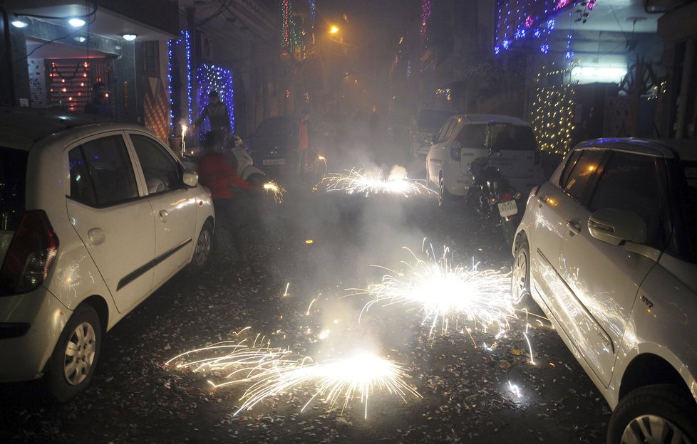 Díválí je nejvýznamnější hinduistický svátek v severní Indii. Při oslavách je tradičně ve velkém množství odpalována zábavná pyrotechnika.