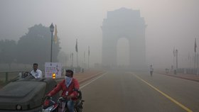 Obyvatelé Dillí se dusí. Hustou vrstvu smogu způsobily z velké části ohňostroje.