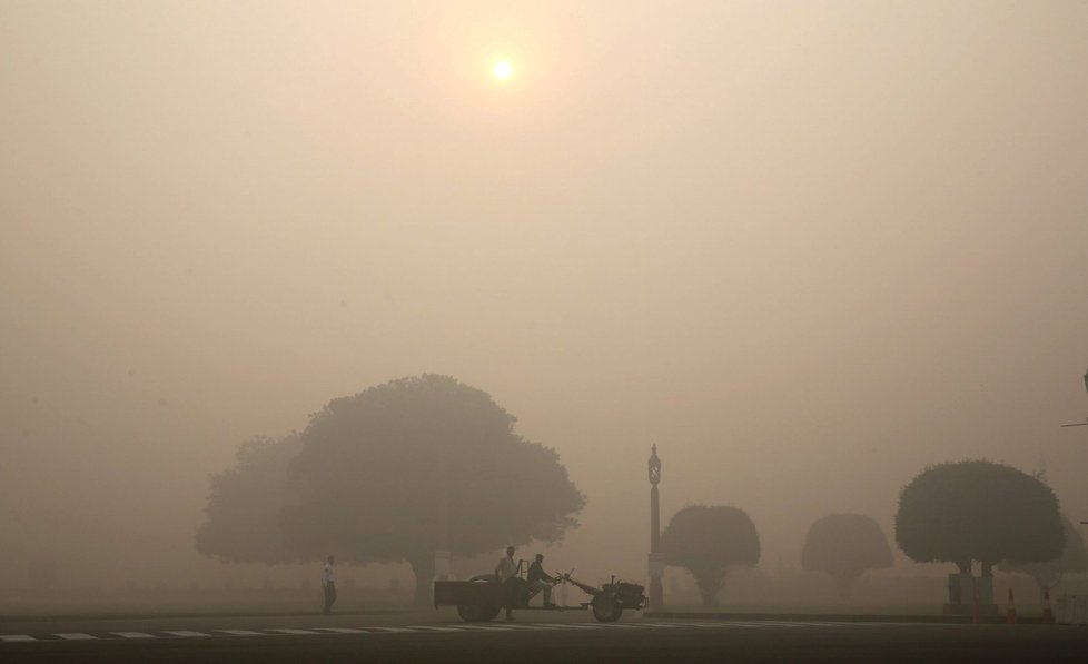 Obyvatelé Dillí se dusí. Hustou vrstvu smogu způsobily z velké části ohňostroje.
