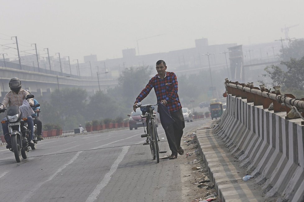 Obyvatelé Dillí se dusí. Hustou vrstvu smogu způsobují počátkem listopadu i mohutné ohňostroje.