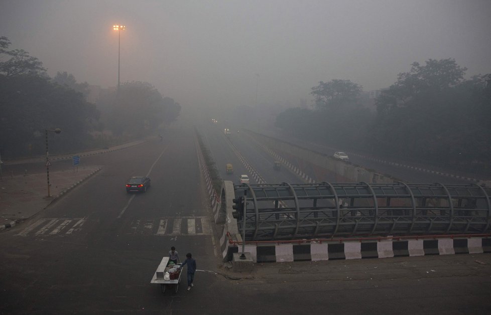 Obyvatelé Dillí se dusí. Hustou vrstvu smogu způsobují počátkem listopadu i mohutné ohňostroje.