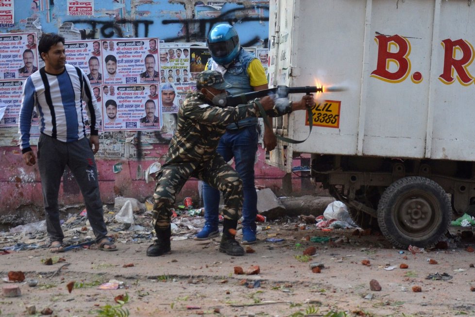 Policista mezi protestující v Dillí střílel slzným plynem.