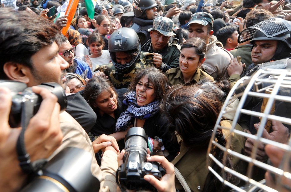 22letá žena se pere s policisty při protestech v Novém Dillí.