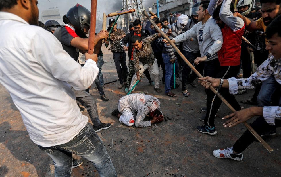 Protestující se seběhli na muslima a mlátili ho klacky při protestech v Novém Dillí.