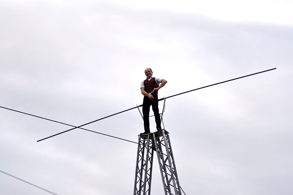 Švýcarský provazochodec a akrobat David Dimitri