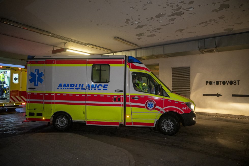Převoz zraněného Dimitrije do pražské nemocnice.
