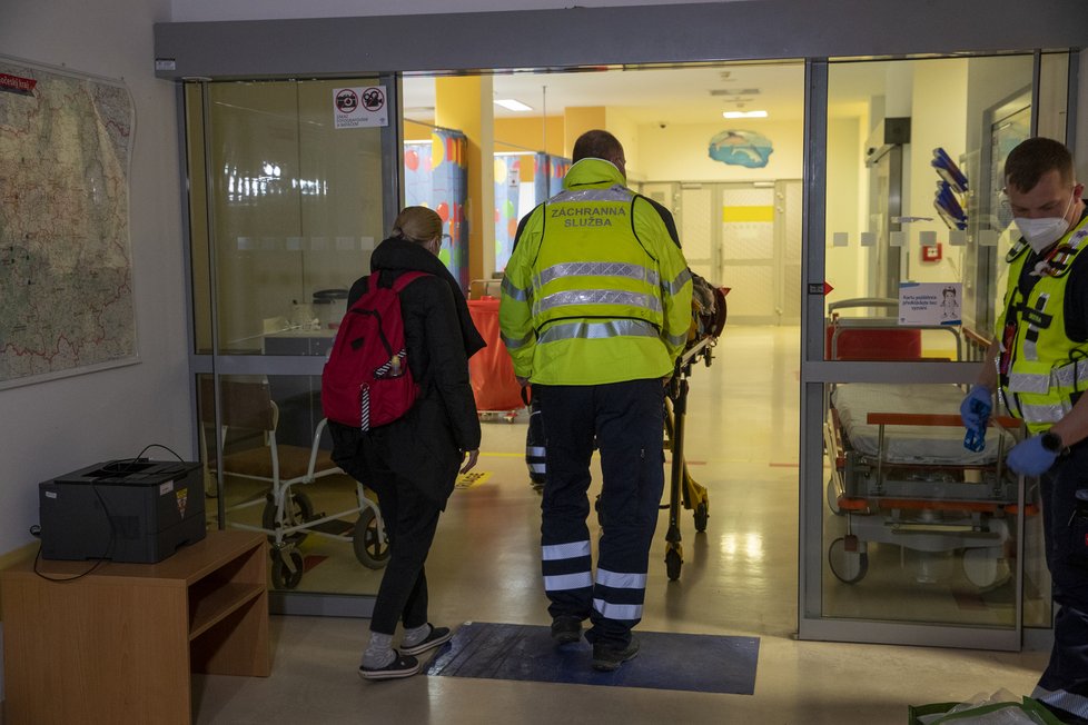 Převoz zraněného Dimitrije do pražské nemocnice.