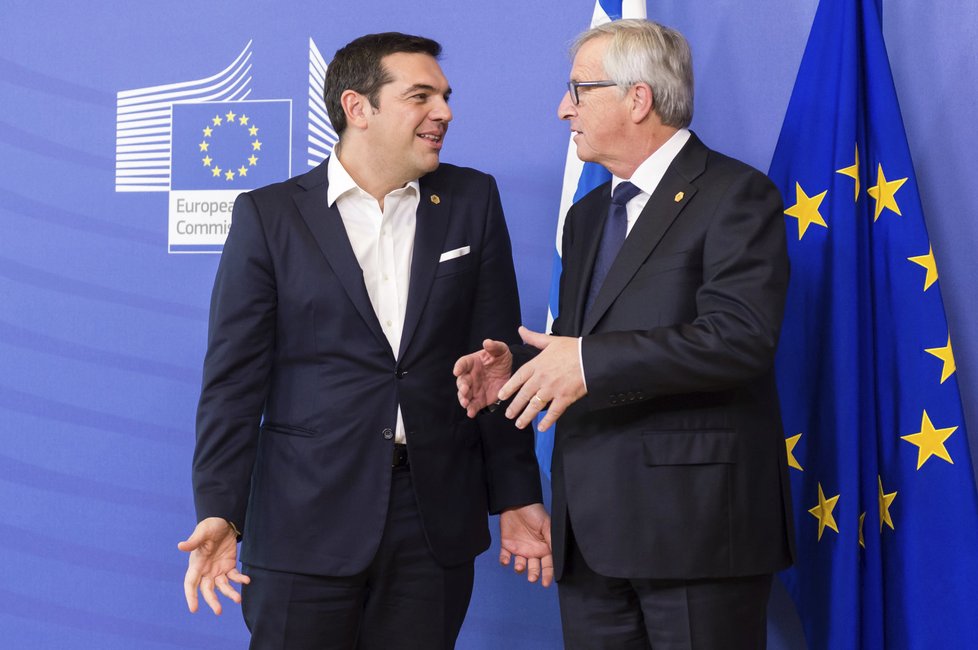 Řecký premiér Alexis Tsipras na summitu EU v Bruselu. S Jeanem-Claudem Junckerem