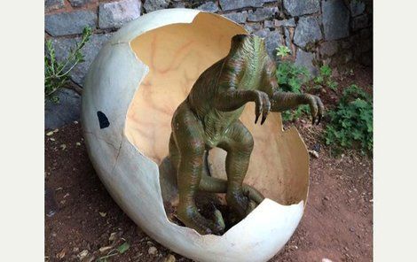 Vandalové už dříve dinosauří sochy poškodili.
