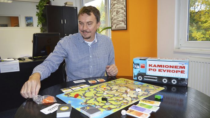 Šéf společnosti Dino Toys Jan Šlemín představuje oživenou společenskou hru Kamiónem po Evropě.
