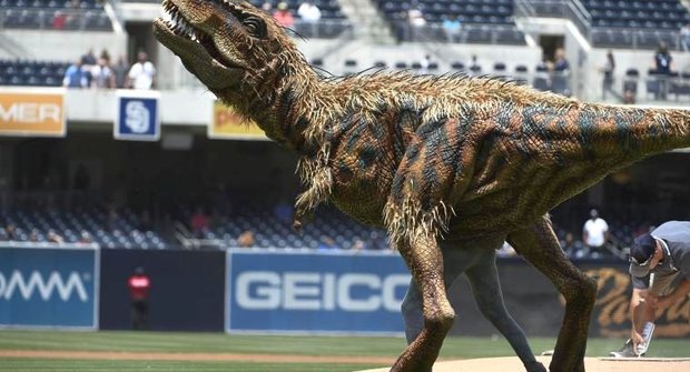 První nahození: Baseball může hrát i dinosaurus