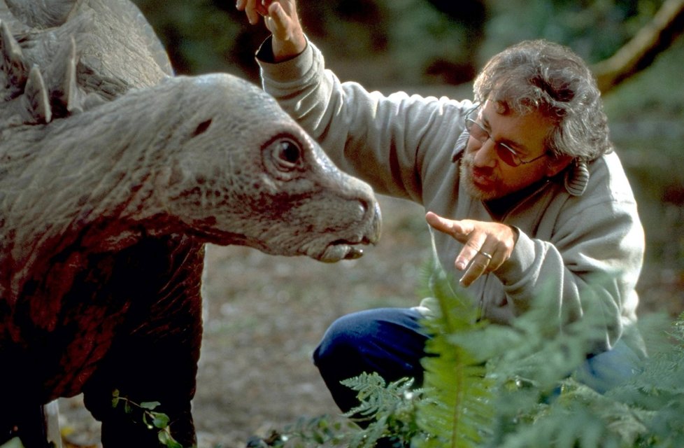 Steven Spielberg režíruje mládě býložravého sauropoda