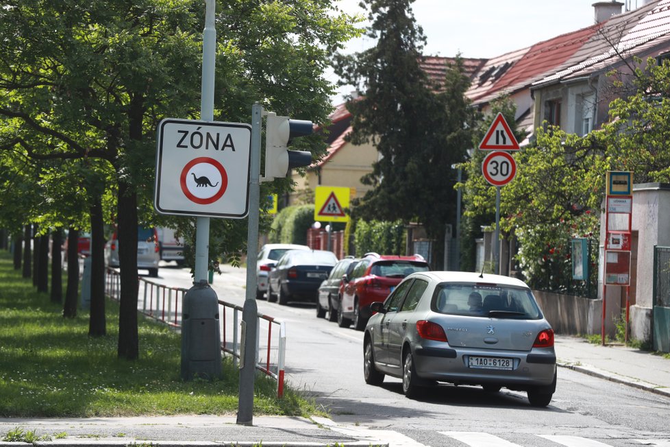 Zákaz vstupu dinosaurů do Záběhlic.