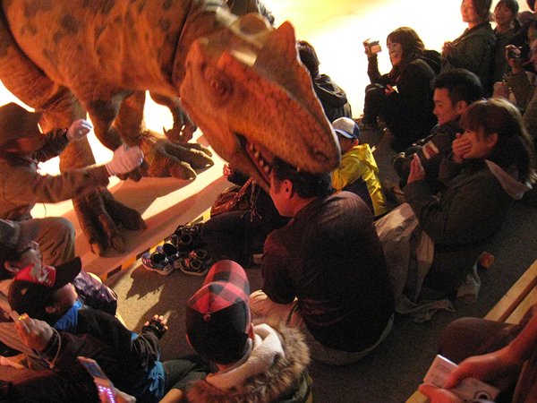 Jurský park ve skutečnosti: Raptoři, kteří pobíhají po japonském Dino-A-Live vypadají jako živí