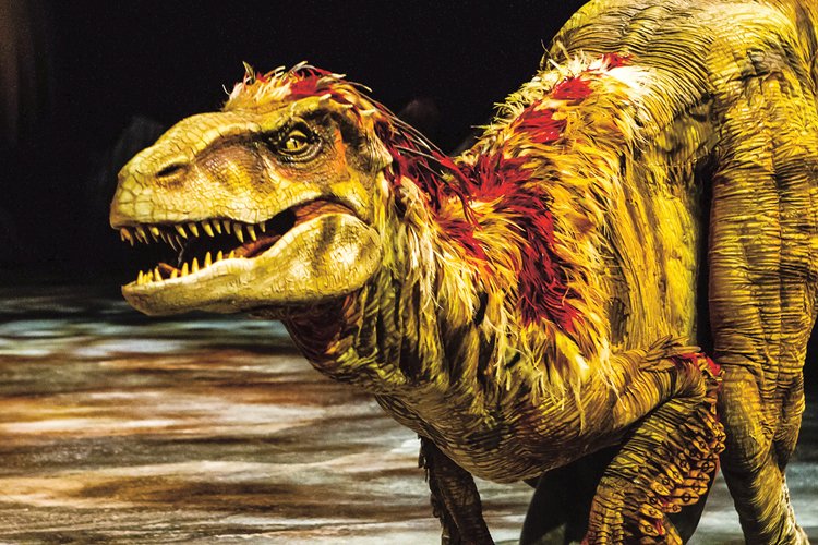 Utahraptor byl zřejmě dinosauřím zabijákem. 3 Zakřivené drápy na jeho zadních končetinách byly dlouhé skoro čtvrt metru