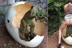 Žena si to v zoo rozdala za denního světla se sochou dinosaura.