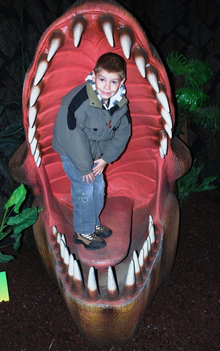 Nebojím se! Šestiletý Honzík v obří tlamě T-Rexe, která je z měkké pěnové hmoty.