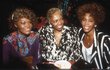 Zleva zpěvačky Dionne Warwick, její teta Cissy Houston a sestřenice Whitney Houston 1989