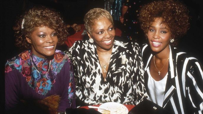 Zleva zpěvačky Dionne Warwick, její teta Cissy Houston a sestřenice Whitney Houston 1989