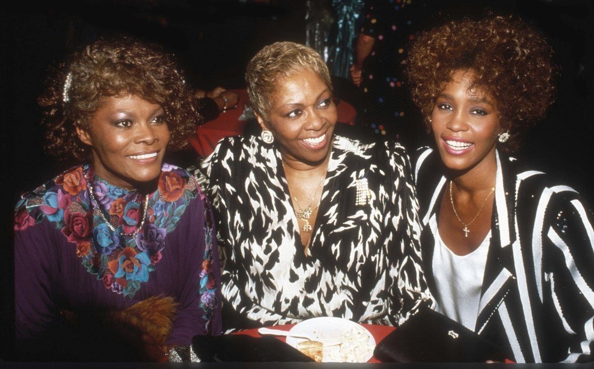 Zleva zpěvačky Dionne Warwick, její teta Cissy Houston a sestřenice Whitney Houston 1989