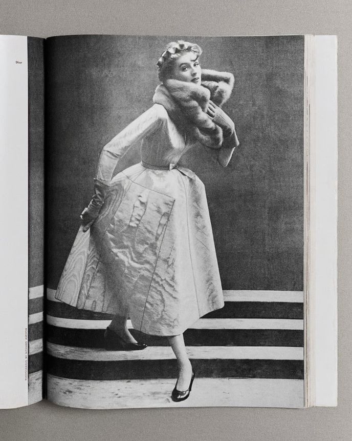 Šaty z roku 1952, které inspirovaly tvar kabelky Dior Cigale. Šaty z roku 1952, které inspirovaly tvar kabelky Dior Cigale.