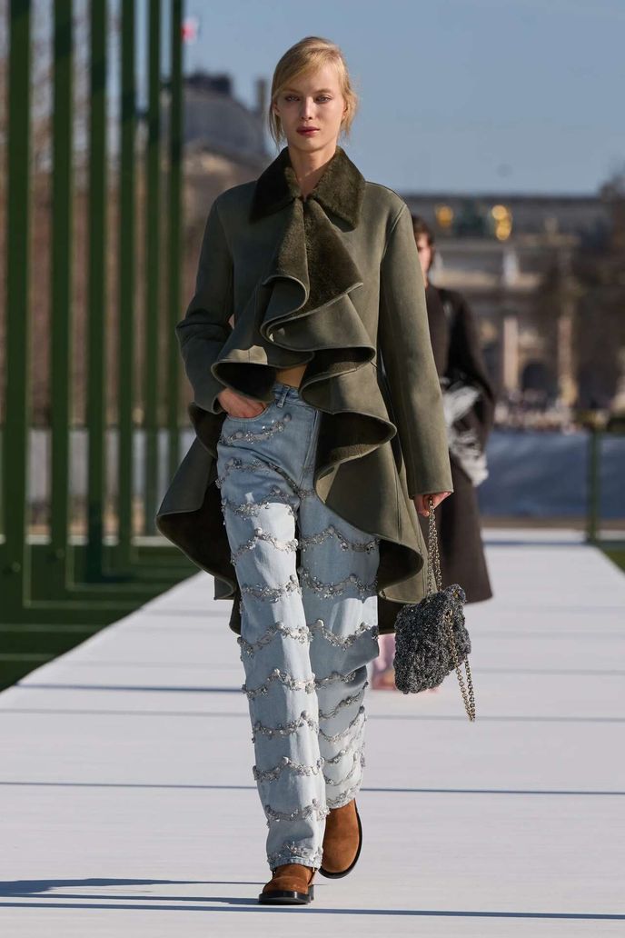 Dior v kolekci podzim/zima 2026 představil i džíny v grungy stylu. Dior v kolekci podzim/zima 2026 představil i džíny v grungy stylu.