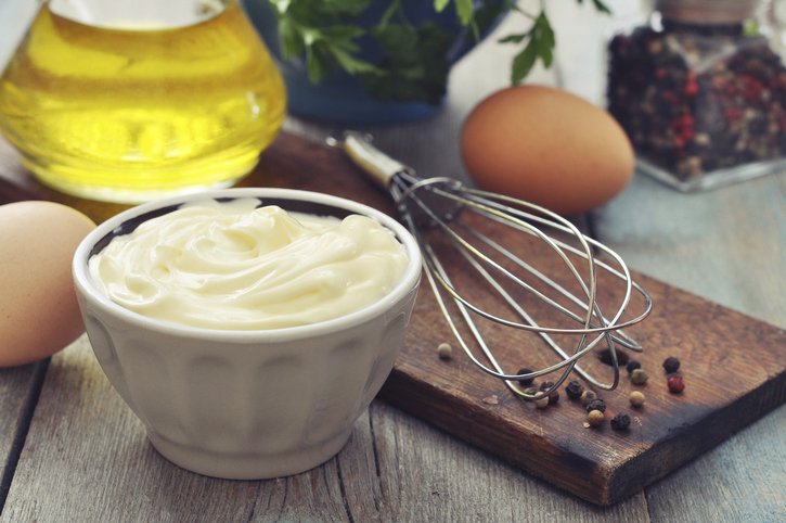 Domácí majonéza z kvalitních surovin nemusí být dietní krok vedle, pokud si ji dáte občas v malém množství
